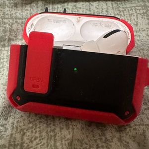 Apple AirPods Pro : right ear only plus case and case protector